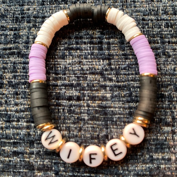 Personalized “Wifey” Heishi Bracelet - Picture 2 of 6